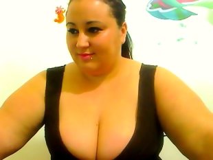 Brunette plumper puts her clothes on while she