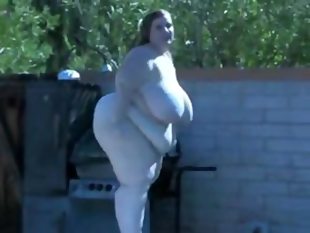 Big splash bbw in a pool